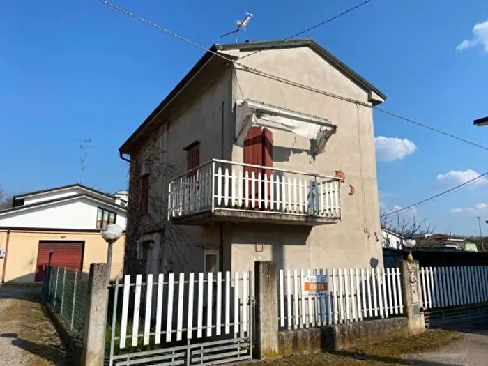 Casa quadrilocale in vendita in Piazza della Repubblica, Concordia Sulla Secchia