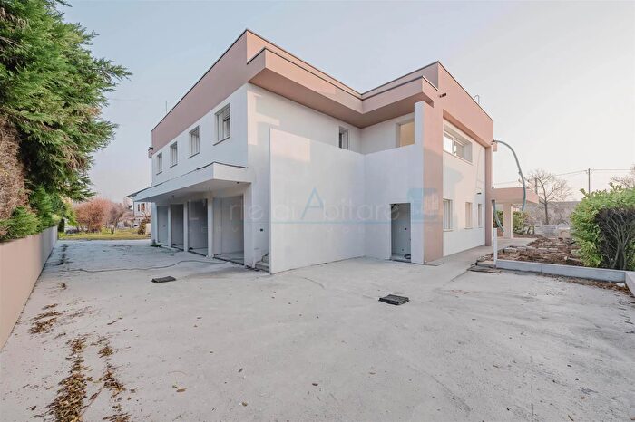 Appartamento con 6 locali in vendita in Via Vecellio Noale, Noale