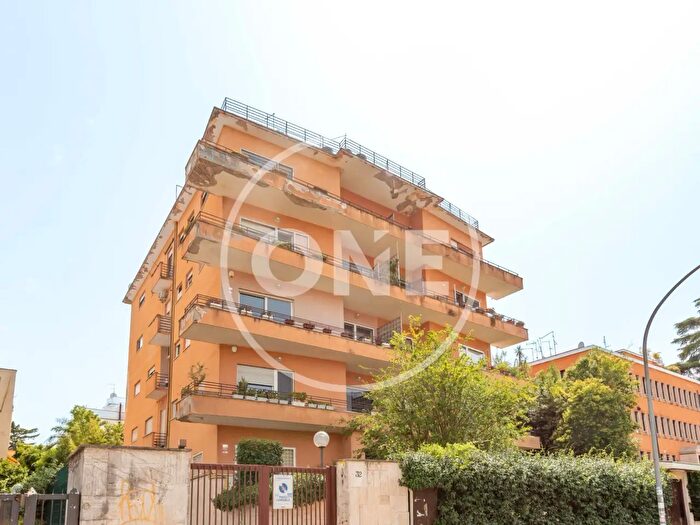 Appartamento con 6 locali in vendita in Via Ettore Petrolini, Roma