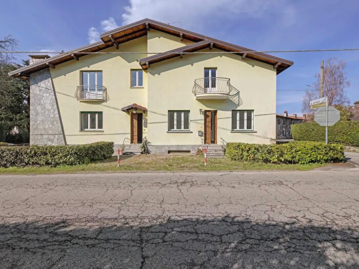 Casa con 10 locali in vendita in Via Reno, Laveno Mombello