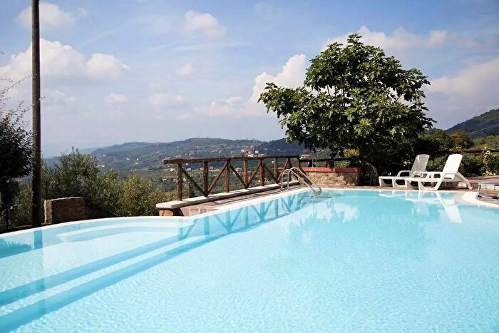 Casa con 10 locali in vendita in Lamporecchio