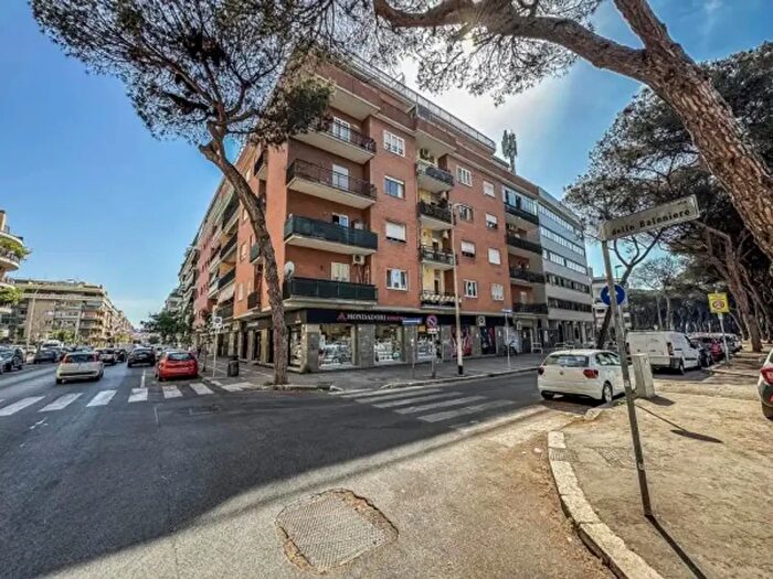 Appartamento con 6 locali in vendita in Via delle Baleniere, Roma
