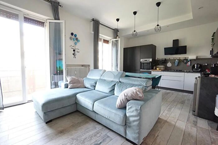 Appartamento trilocale in vendita in Via Riccardo Simonini, Modena