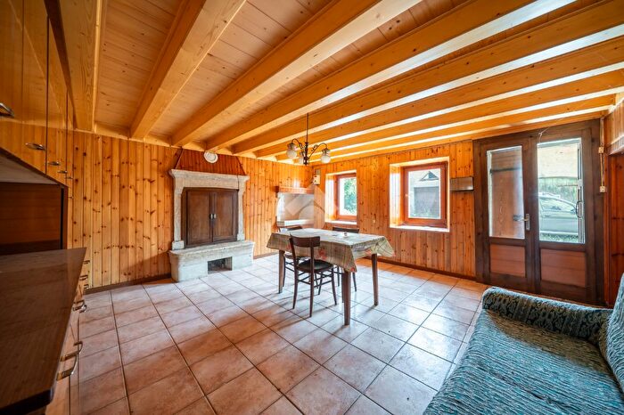 Casa con 8 locali in vendita in Contrada Zulli, Erbezzo