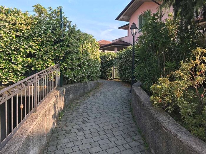 Appartamento trilocale in affitto in Via Bruno Carnini, Centro, San Fermo della Battaglia