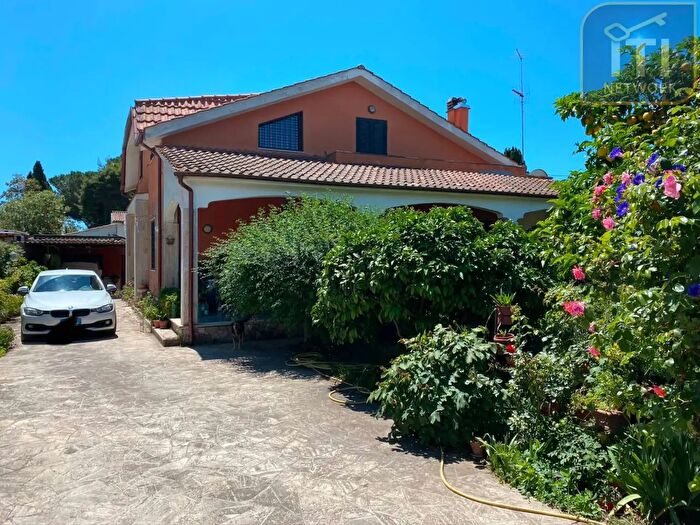 Casa con 6 locali in vendita in Via delle Acacie, Ardea