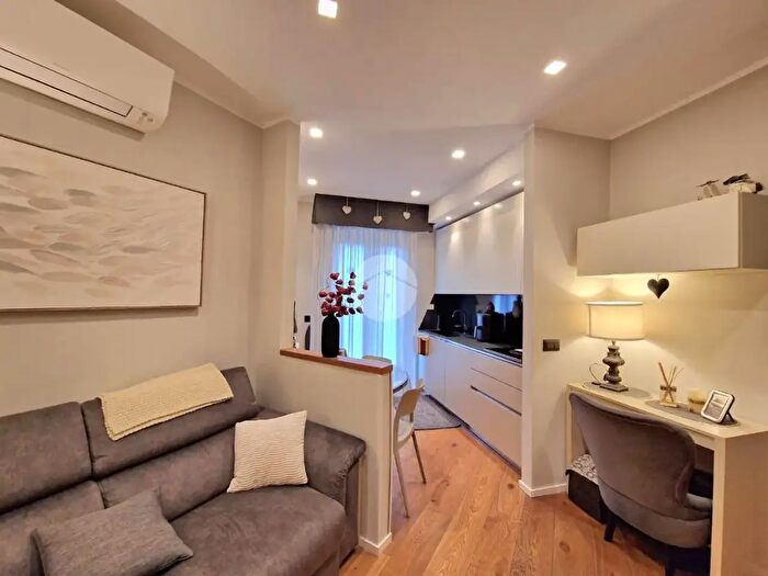 Appartamento trilocale in vendita in Via Diano Marina, Genova