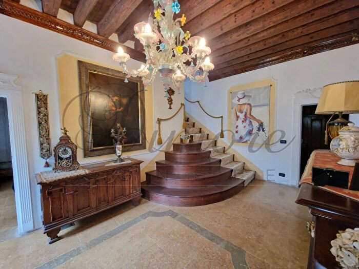 Casa con 8 locali in vendita in Via Desman, Santa Maria Di Sala