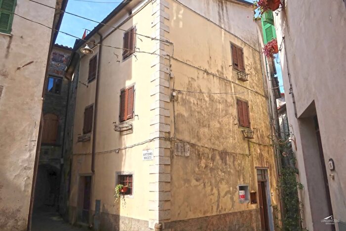 Casa quadrilocale in vendita in Bagnone