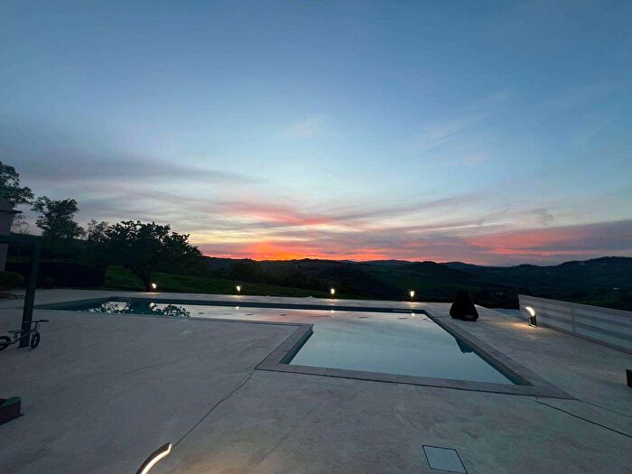 Casa con 18 locali in vendita in Frazione Vasciano, Todi