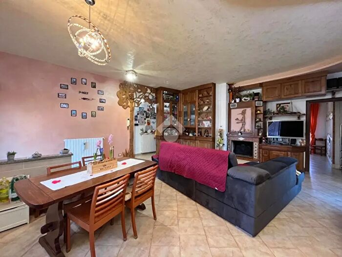 Appartamento trilocale in vendita in Via Ponte Giulio, Castel Viscardo