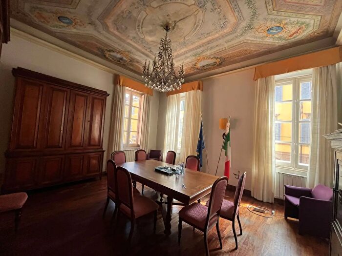 Appartamento con 6 locali in vendita in Modena