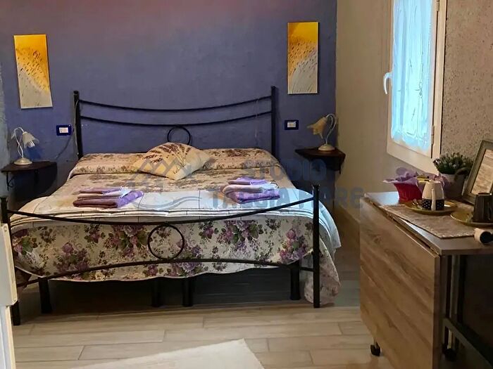 Casa con 12 locali in vendita in Vicolo Scarea, Triora