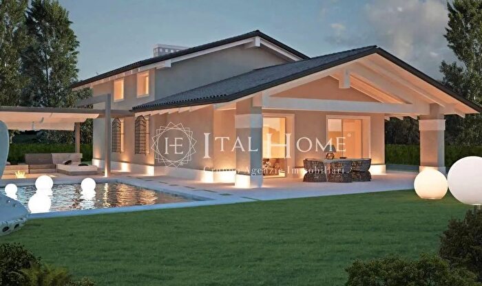 Casa quadrilocale in vendita in Via Giovanni Podetti, Caravaggio