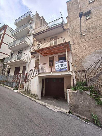 Casa quadrilocale in vendita in Via Giulio Cesare, Torretta