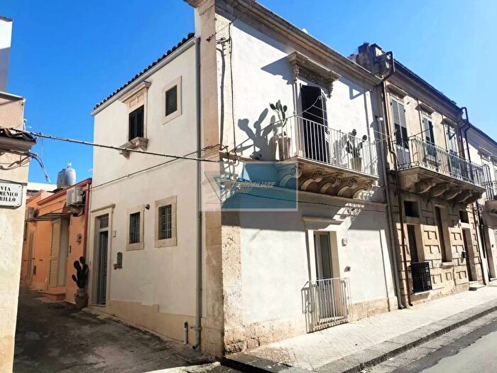 Casa con 6 locali in affitto in Via Cirillo, Centro, Noto