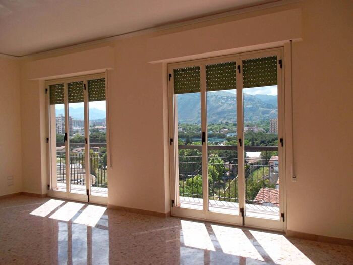 Appartamento con 5 locali in affitto in Via Giuseppe Pitrè, Calatafimi Bassa Indipendenza, Palermo