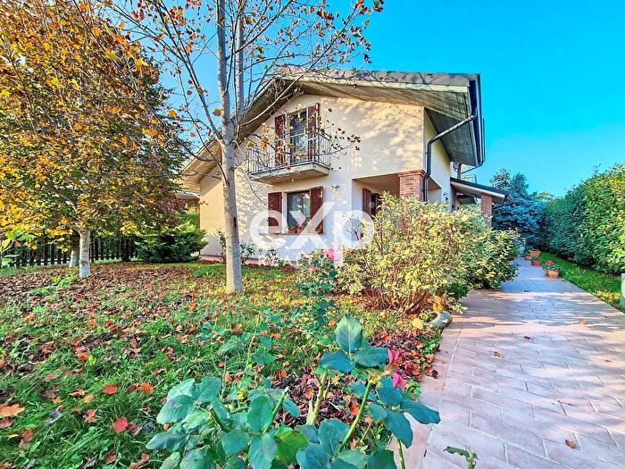 Casa con 10 locali in vendita in Voghera