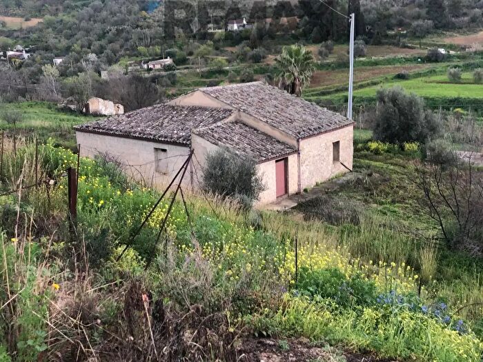 Casa con 6 locali in vendita in Contrada Saracena Snc, Caltagirone