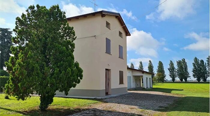 Casa con 9 locali in vendita in Via Sparato Cavezzo Mo Cavezzo, Medolla