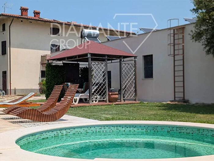 Casa con 14 locali in vendita in Piegaro