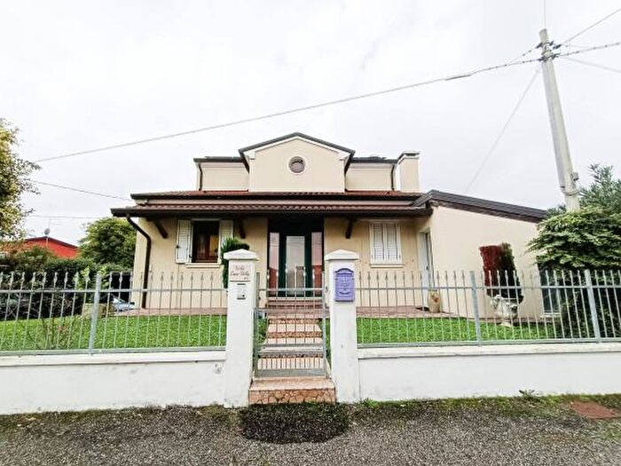 Casa con 6 locali in vendita in Via Angeli, Adria