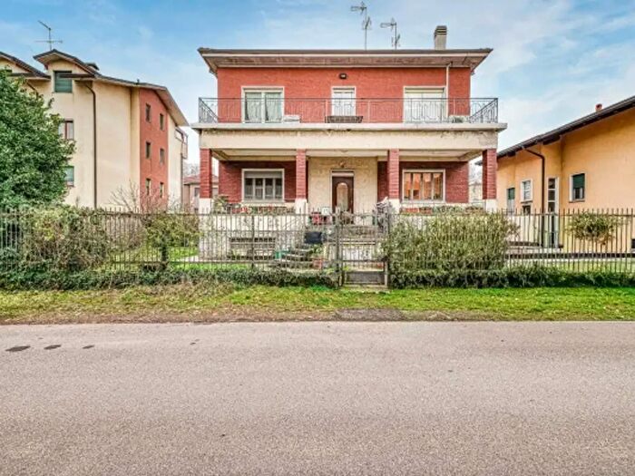 Appartamento quadrilocale in vendita in Via Calabria, Legnano