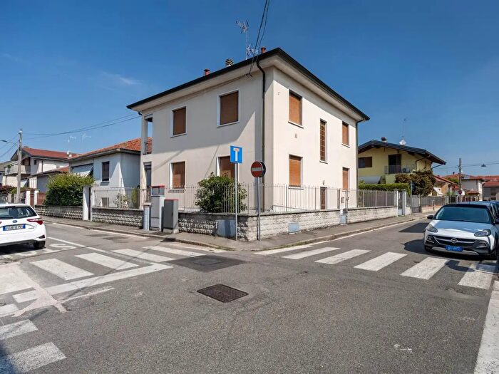 Casa con 8 locali in vendita in Via Venezia, Melzo