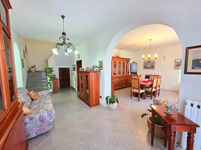 Casa con 7 locali in vendita in Santa Maria A Monte