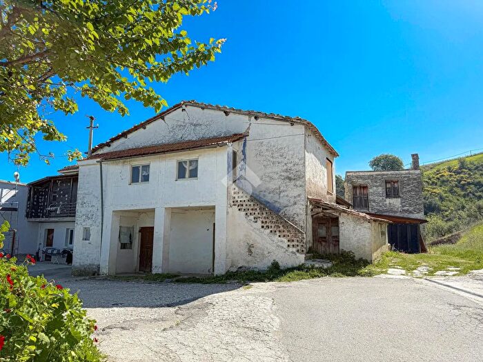 Casa quadrilocale in vendita in Traversa di Via per Popoli, Chieti