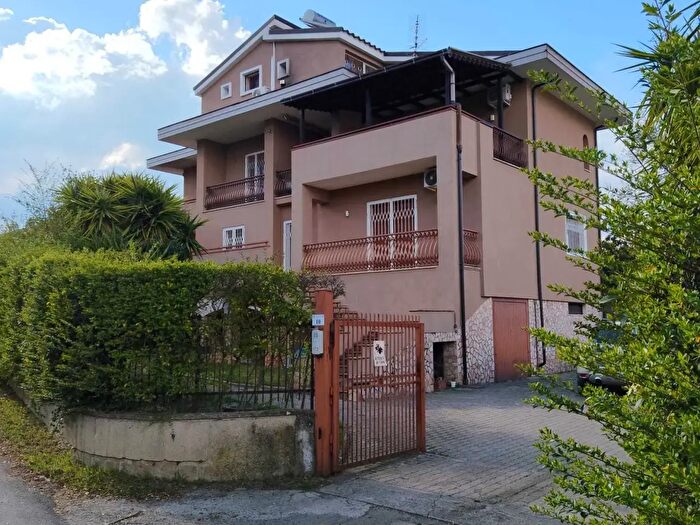 Casa con 11 locali in vendita in Via Piemonte Snc, Rende