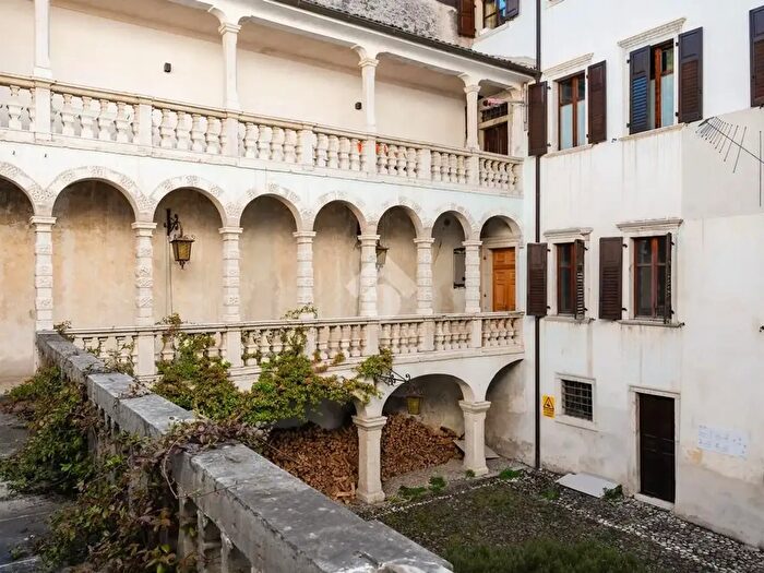 Appartamento con 7 locali in vendita in Piazza G Cantore, Ala