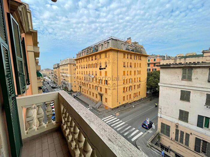 Appartamento con 6 locali in vendita in Via Ayroli, San Fruttuoso, Genova