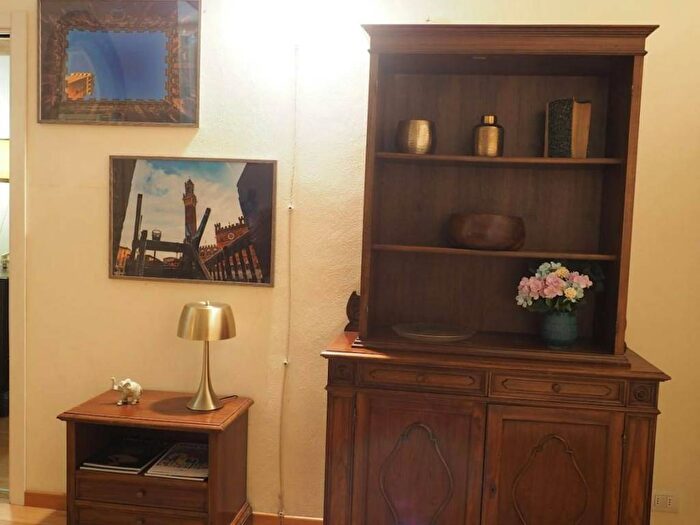 Appartamento trilocale in affitto in Via Roma, Porta Romana, Siena