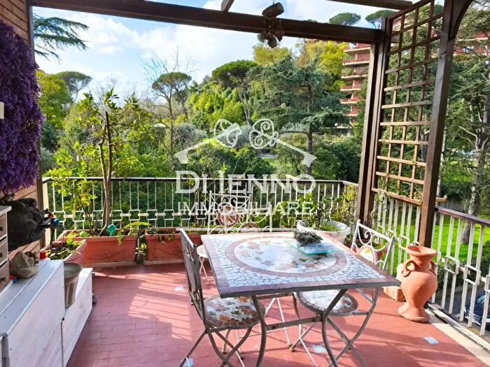 Appartamento con 6 locali in vendita in Via Campodimele, Roma