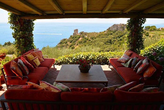Casa con 6 locali in affitto in Strada di Capo dOmo Piccolo, Porto Santo Stefano, Monte Argentario