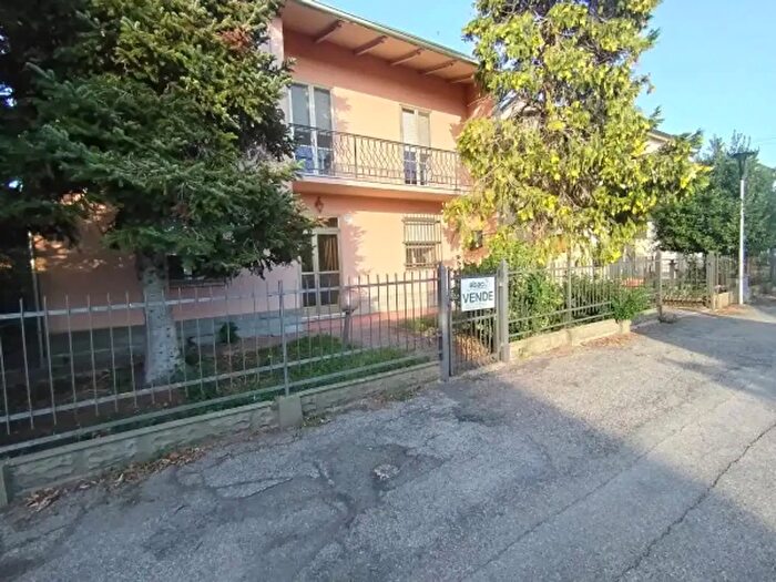 Casa con 6 locali in vendita in Via Santa Croce, Medicina