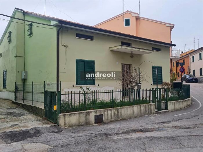 Casa con 7 locali in vendita in Jesi