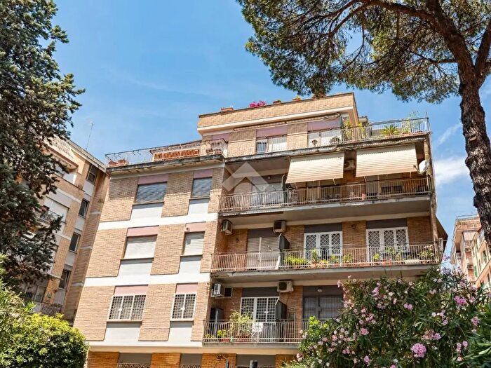 Appartamento bilocale in vendita in Via del Forte Braschi, Roma