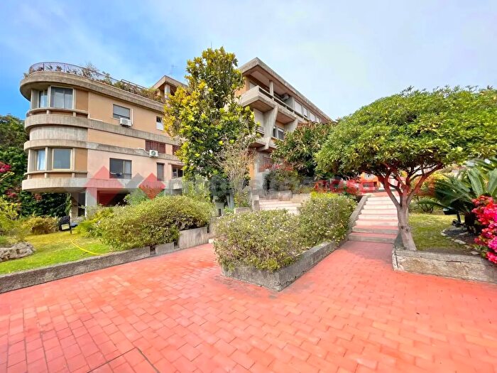 Appartamento quadrilocale in vendita in Via Mollica, Aci Castello