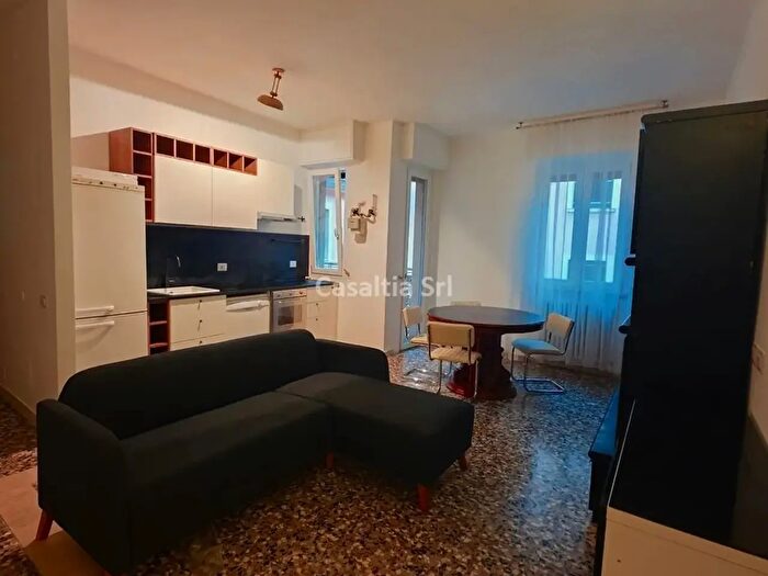 Appartamento trilocale in affitto in Via Palanzone, Milano