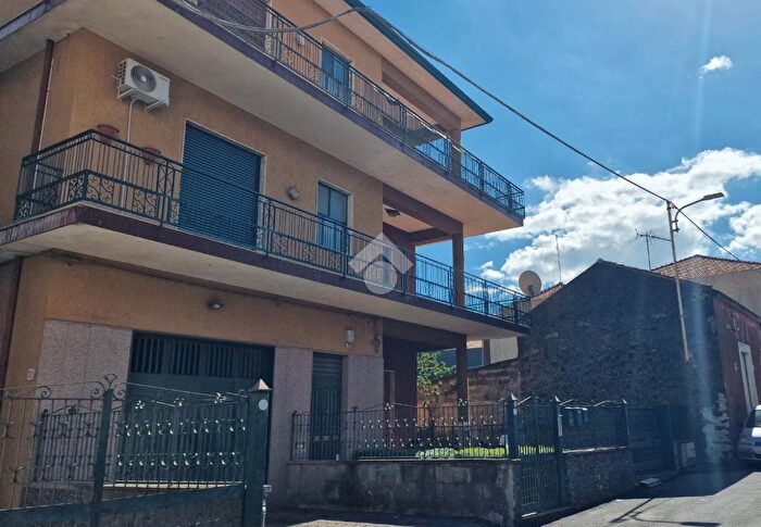 Appartamento con 6 locali in vendita in Via Roma, Aci Bonaccorsi