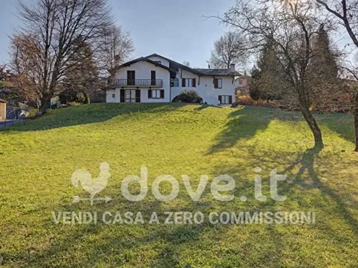 Casa con 6 locali in vendita in Malnate