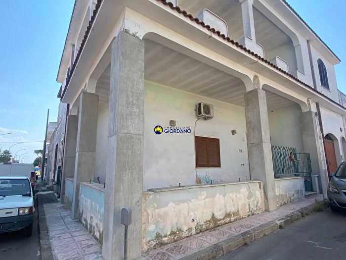 Casa con 6 locali in vendita in Via San Bernardino Realino Angolo Via Pio XII, Squinzano