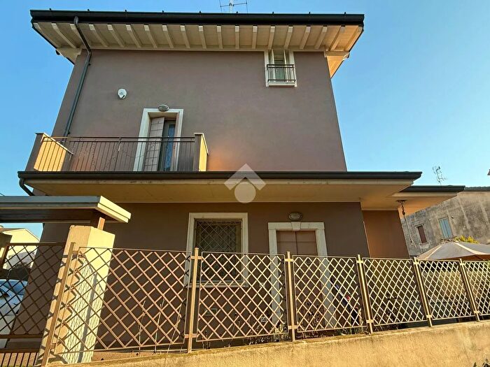 Casa quadrilocale in vendita in Via Brenta, Bagnolo Mella