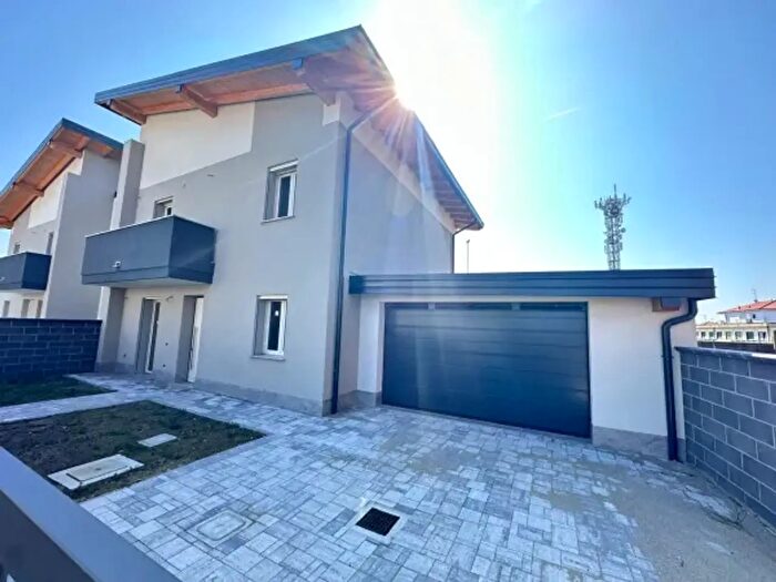 Casa quadrilocale in vendita in Novara