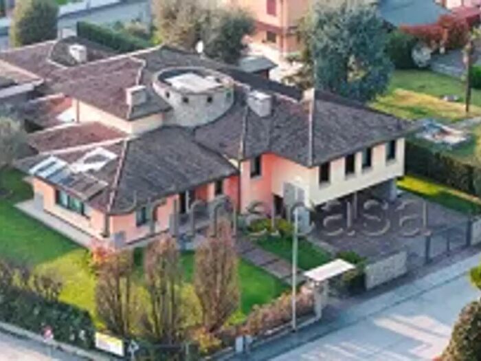 Casa con 6 locali in vendita in Via Vincenzo Bellini, Asola