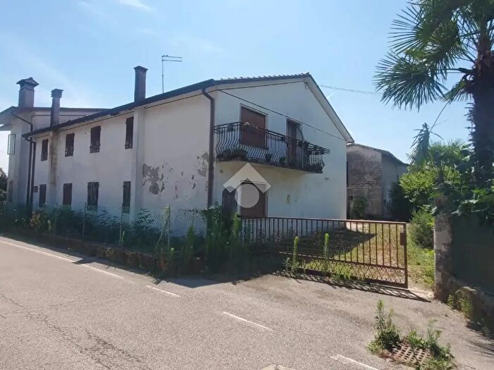 Casa con 6 locali in vendita in Via Chiesa, Loria