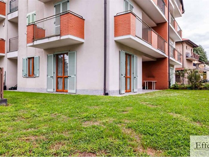 Appartamento quadrilocale in affitto in Via Volta, Barza, Ispra