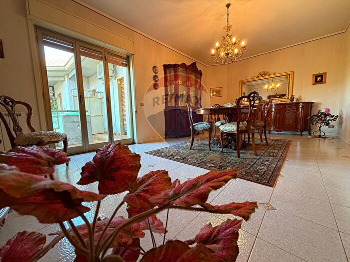 Appartamento con 6 locali in vendita in Via Regione Siciliana, Mascalucia